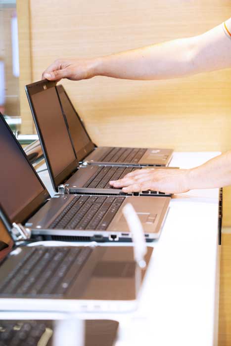 Mehrere Laptops beim Staging